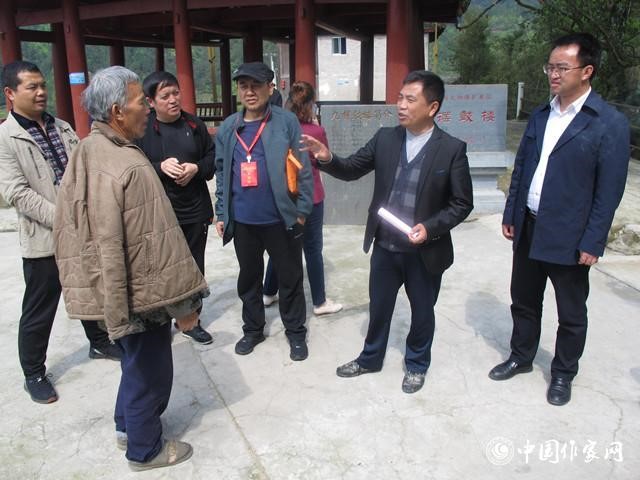 作家們在臺江縣排羊鄉(xiāng)九擺村采訪
