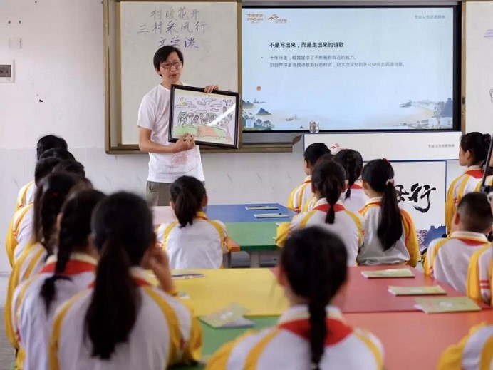 李元勝在課堂上傳授孩子“如何從生活中找到靈感，開出詩歌之花”的技巧
