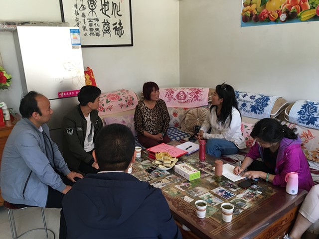 采風團深入當?shù)剞r(nóng)戶家庭